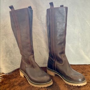 NEW NEVER WORN / Size 6 Boots